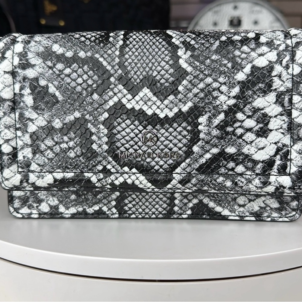Mk crossbody - Picture 3 of 7